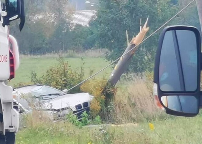 В Саласпилсе BMW врезался в столб; оборвана линия электропередачи и заблокирована дорога