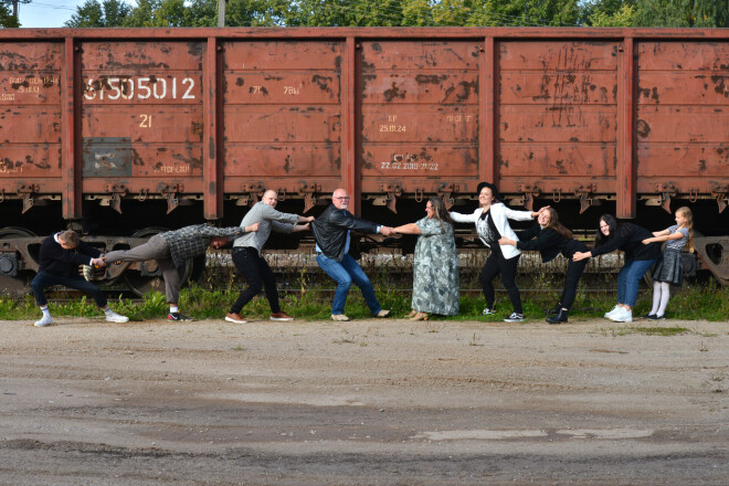 Foto projekts "Ģimene 21" tapis ar Sabiedrības integrācijas fonda finansiālu atbalstu par valsts budžeta līdzekļiem, kur tika dota iespēja bez maksas fotografēties 21 Latvijas daudzbērnu ģimenei ar 7 un vairāk bērniem.