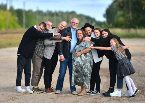 Foto projekts "Ģimene 21" tapis ar Sabiedrības integrācijas fonda finansiālu atbalstu par valsts budžeta līdzekļiem, kur tika dota iespēja bez maksas fotografēties 21 Latvijas daudzbērnu ģimenei ar 7 un vairāk bērniem.