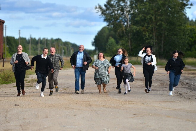 Foto projekts "Ģimene 21" tapis ar Sabiedrības integrācijas fonda finansiālu atbalstu par valsts budžeta līdzekļiem, kur tika dota iespēja bez maksas fotografēties 21 Latvijas daudzbērnu ģimenei ar 7 un vairāk bērniem.