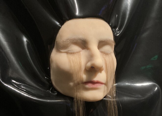 Части тела на “Свободе”.  Шокирующая выставка в центре Риги