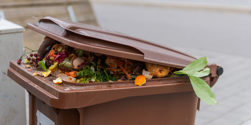 Ko likt pilsētas bioatkritumu konteinerā?