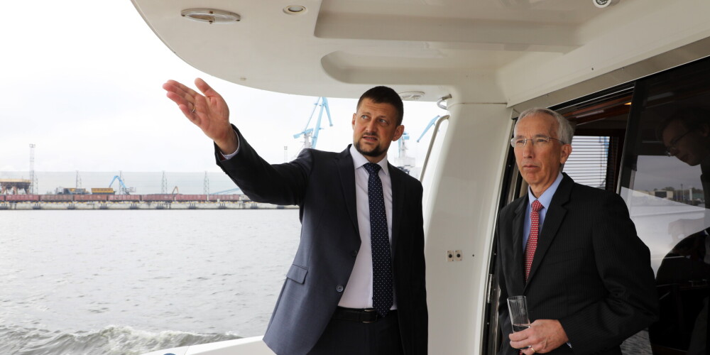 Посол США Джон Л. Карвайл посетил Рижский порт с ознакомительным визитом
