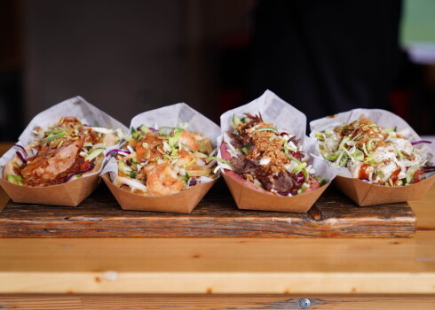 FOTO: ar pasakaini gardiem ielu ēdieniem sācies Ķīpsalas "street food" čempionāts