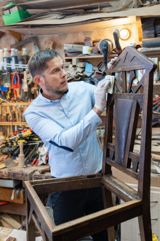 Pašlaik restaurators atjauno pēc Jūlija Madernieka meta izgatavoto krēslu skolotāja Arnolda Vestmaņa ģimenei. Tagad tas ir Gulbenes novada vēstures un mākslas muzeja īpašums.