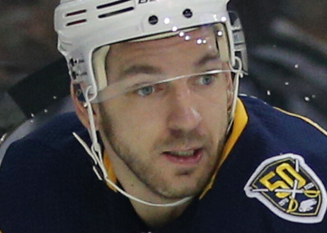 Girgensonam un "Sabres" minimāls zaudējums NHL pārbaudes spēlē; Daugaviņam vārti Šveicē