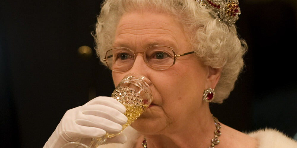 Что пьет королева Елизавета II: назван любимый алкогольный напиток монарха