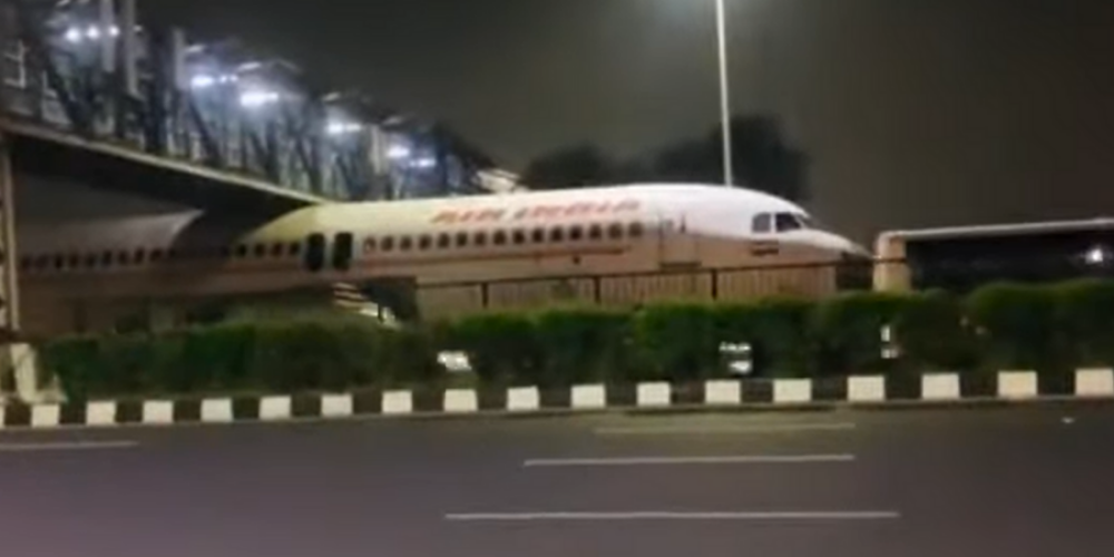 ВИДЕО: в Индии самолет застрял под мостом