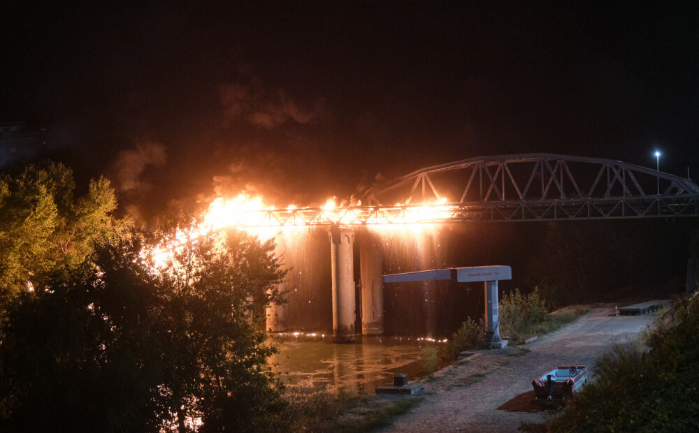 VIDEO: Romā uz 19. gadsimta tilta izceļas vērienīgs ugunsgrēks
