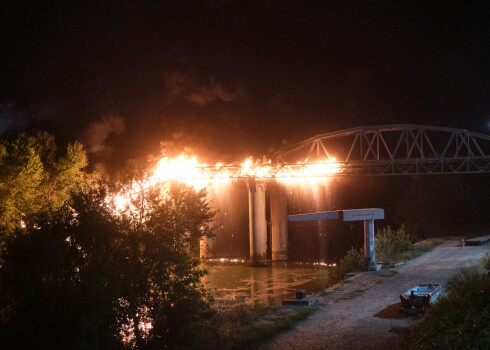 VIDEO: Romā uz 19. gadsimta tilta izceļas vērienīgs ugunsgrēks