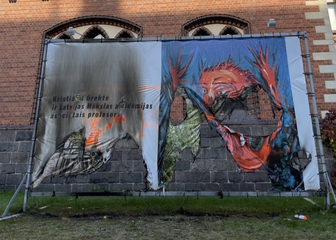 Pie LMA sadedzināts atbalsta plakāts Kristianam Brektem