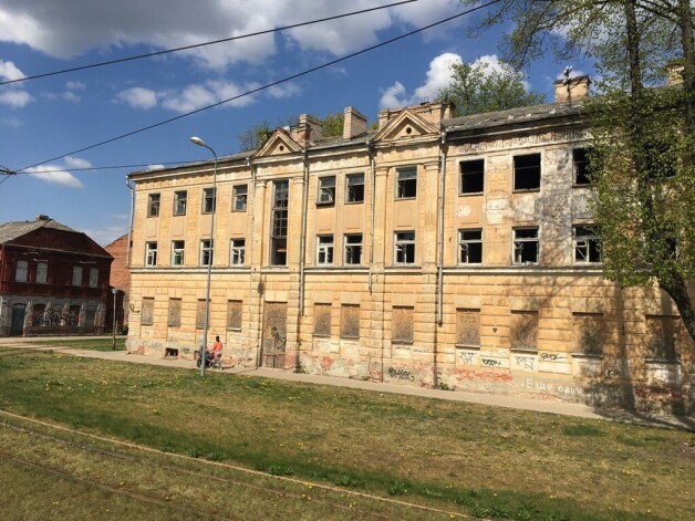 Vēl pirms pāris gadiem Daugavpils centrā esošais bijušais kādreizējais pilsētas bankas un valdes nams bija visai nožēlojamā stāvoklī.