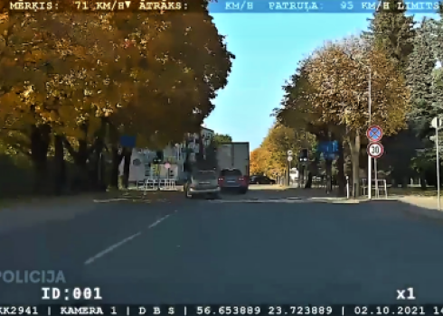 ВИДЕО: в Елгаве пьяный водитель Opel безуспешно пытался скрыться от полиции