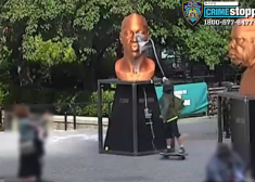 Dažas dienas pēc atklāšanas skeitbordists sabojājis afroamerikāņa Džordža Floida statuju Ņujorkā