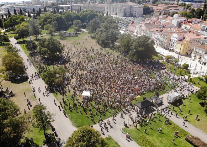 Portugāle jūlija sākumā pēc straujas Delta varianta izplatības ieviesa nakts komandantstundu, mēģinot apturēt Covid-19 gadījumu skaita kāpumu. Cilvēki devās protestēt pret smagajiem ierobežojumiem.