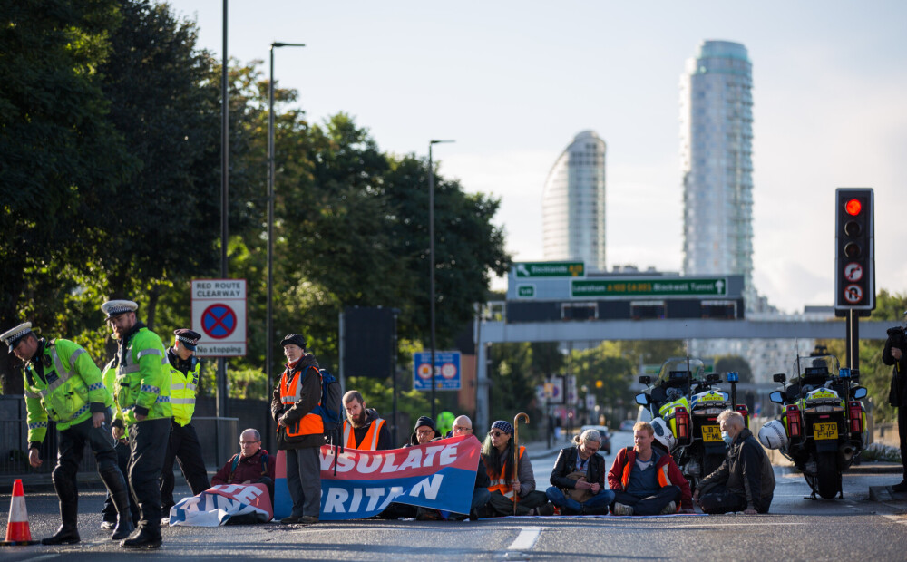 Due to climate activists, the woman is not going to the hospital in London with her mother