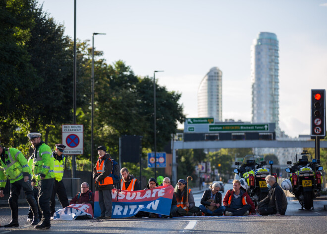 Klimata aktīvistu dēļ sieviete Londonā netiek uz slimnīcu pie savas mātes