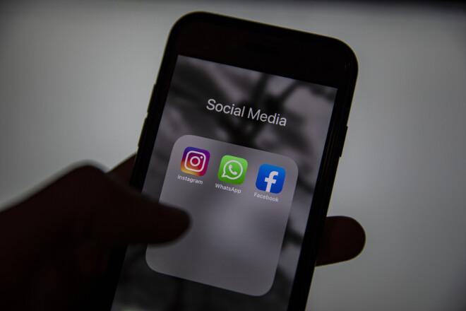 "Facebook", "Instagram" un "WhatsApp" telefona aplikācijas.