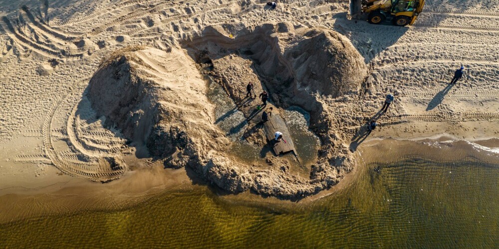 На пляже Даугавгривы откопано старинное судно. И закопано обратно