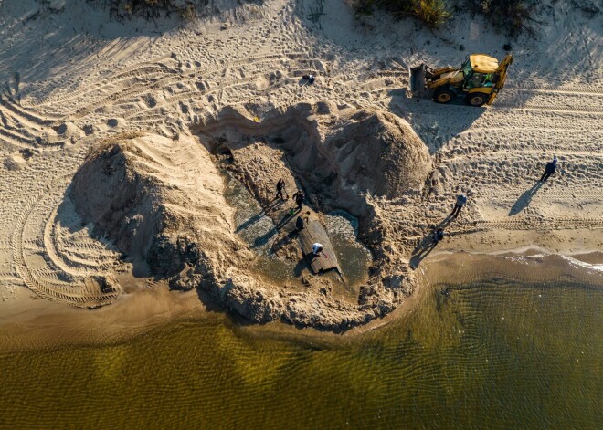 На пляже Даугавгривы откопано старинное судно. И закопано обратно