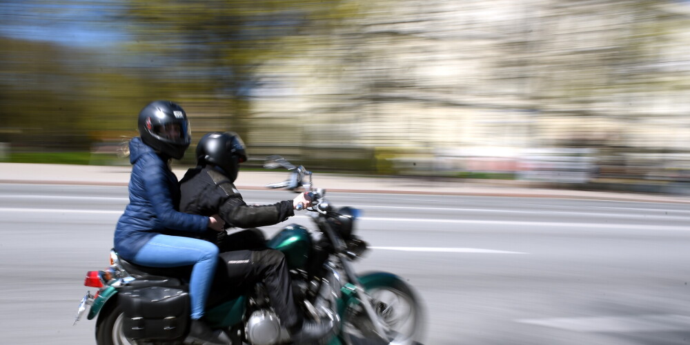 Пассажирка нечаянно коснулась рукоятки: в Курземе мужчина на мотоцикле въехал в стену сарая