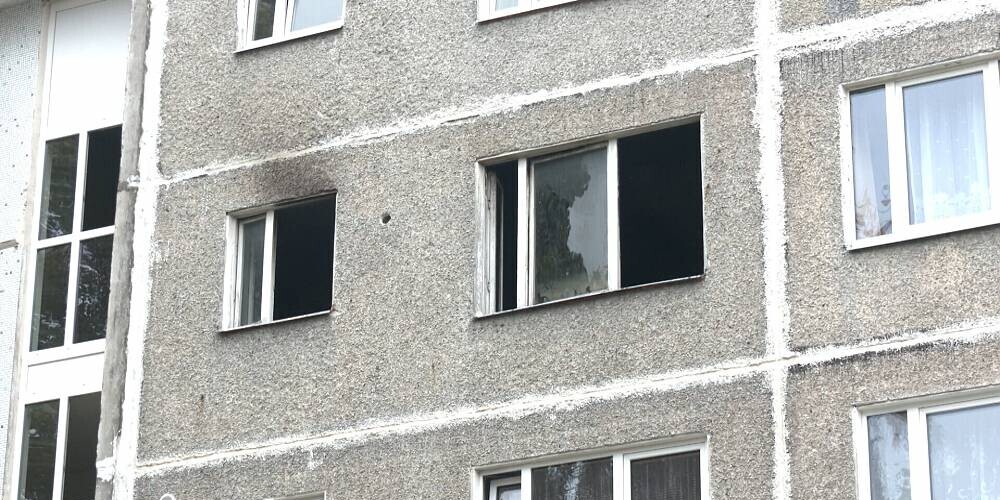 "Прямо фильм ужасов": в Болдерае мужчина решил на костре в квартире пожарить колбаски; пострадали все соседи и он сам