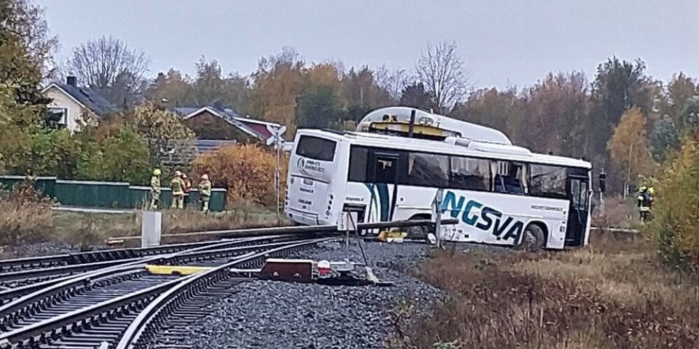 В Финляндии школьный автобус столкнулся с железнодорожной путевой машиной; 12 человек пострадали