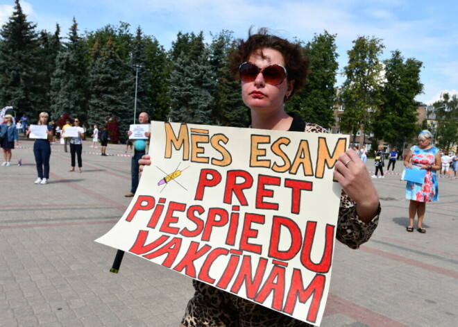 "Непривитые платят одну сумму за лечение, а "правильные" пациенты - другую": бюро правозащитника запретило делить людей на касты