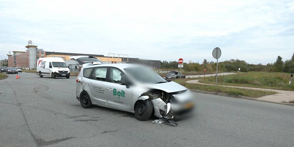 "На перекрестке машин не было": авария в Риге с участием такси Bolt