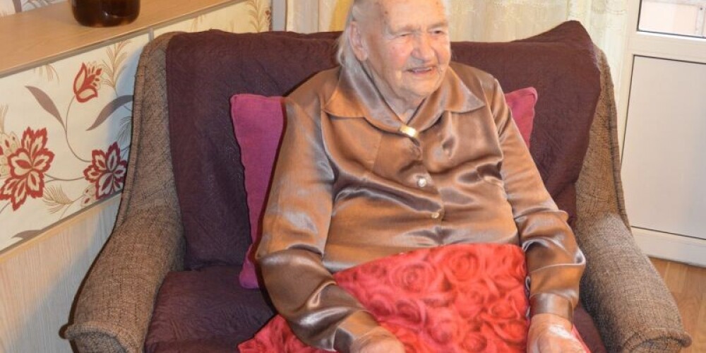Cēsniece Velta Federe moži nosvin savu 100. dzimšanas dienu. FOTO