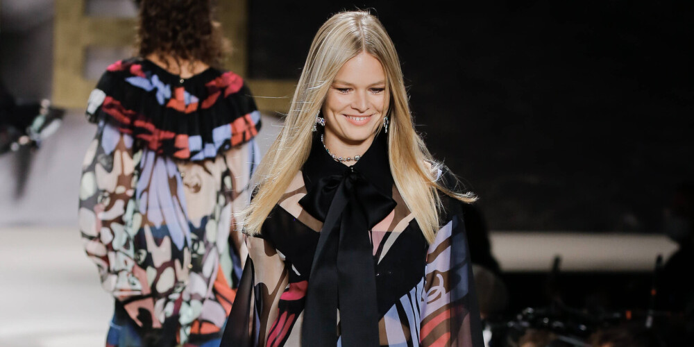 Parīzes modes nedēļu "Chanel" rotā ar tauriņu spārniem un elegantu klasiku