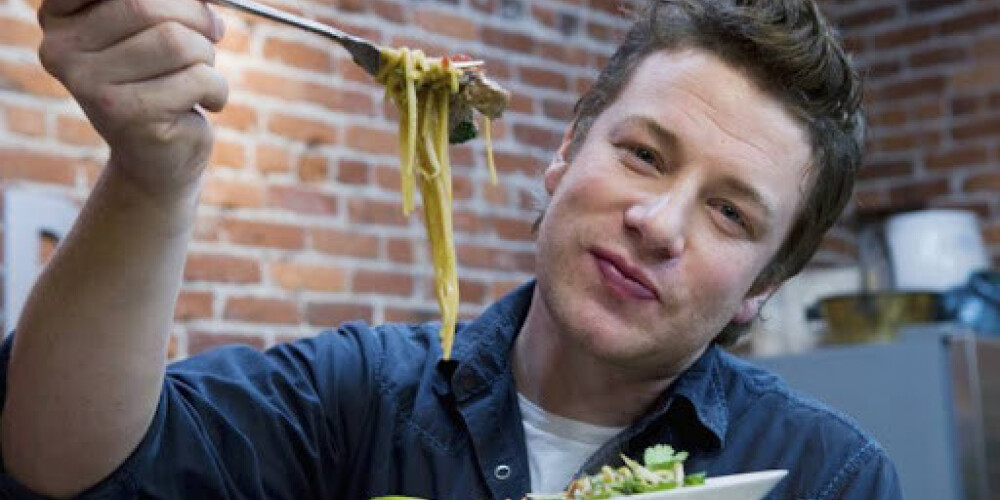 Джеймс Тревор Оливер — английский повар, ресторатор, телеведущий, популяризатор домашней кулинарии и здорового питания. Автор известных книг по кулинарии.Джейми Оливер – один из активных борцов за здоровье нации. Именно ему принадлежит идея запрета нездоровой пищи в детских учреждениях. Легендарный проект «Накорми меня лучше» (Feed Me Better), при поддержке правительства, полностью изменил стандарты школьных завтраков и способствовал введению налога на сладкие напитки. Оливер пропагандирует исключительно здоровое питание и продукты, особенно для малышей и подростков.