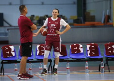 Latvijas sieviešu basketbola izlases galvenais treneris Gundars Vētra un Anete Šteinberga valstsvienības treniņā.