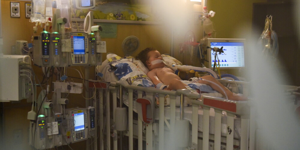 FOTOSTĀSTS: cieši piekļauts mīļākajai rotaļlietai, slimnīcā ASV ar Covid-19 cīnās divgadīgais Adrians