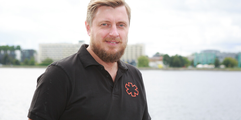 Fūrmanis norādīja, ka medicīnas darbinieki tiek pazemoti gan no to politiķu puses, kuri ignorē ekspertu priekšlikumus, gan no to, kuri situāciju izmanto, lai veicinātu savu politisko kapitālu.