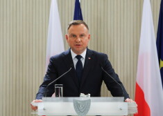 Polijas prezidents Andžejs Duda preses konferencē Kiprā.