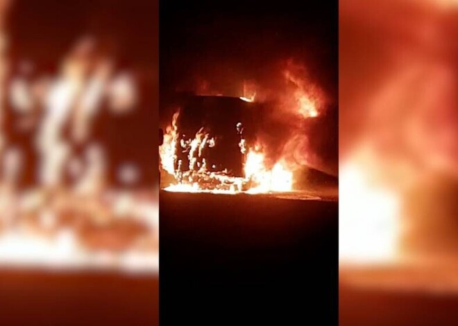 "Почувствовал неприятный запах гари": на Югле микроавтобус сгорел дотла за считанные минуты