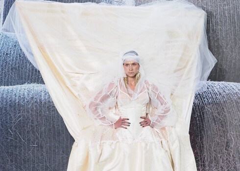 Jaunākajā "Vivienne Westwood" kolekcijā - bikšzābaki un augšup pacelta līgavas kleita