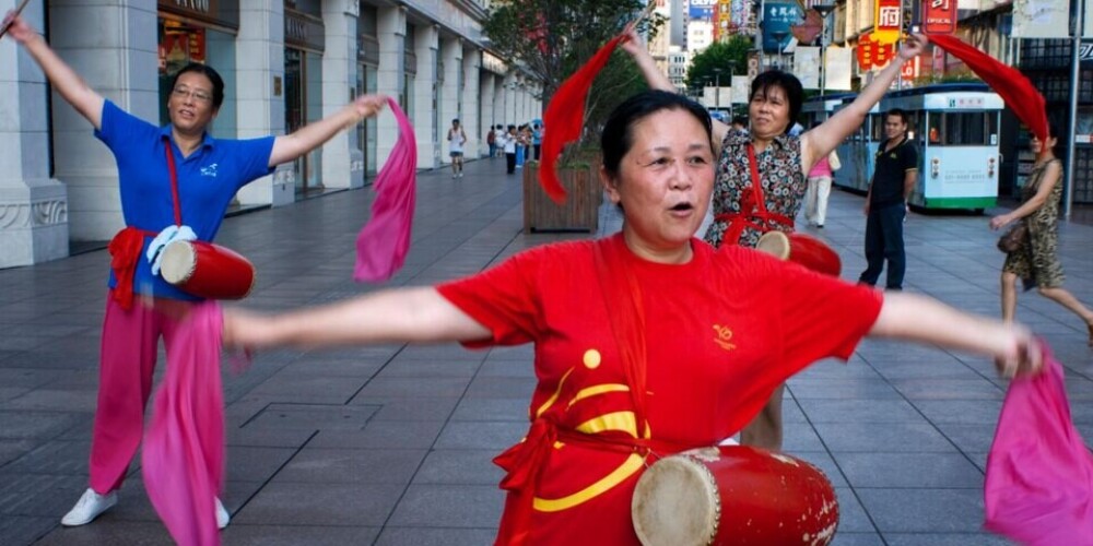 В Китае молодежь объявила войну танцующим бабушкам: для их разгона выпустили "волшебные устройства"