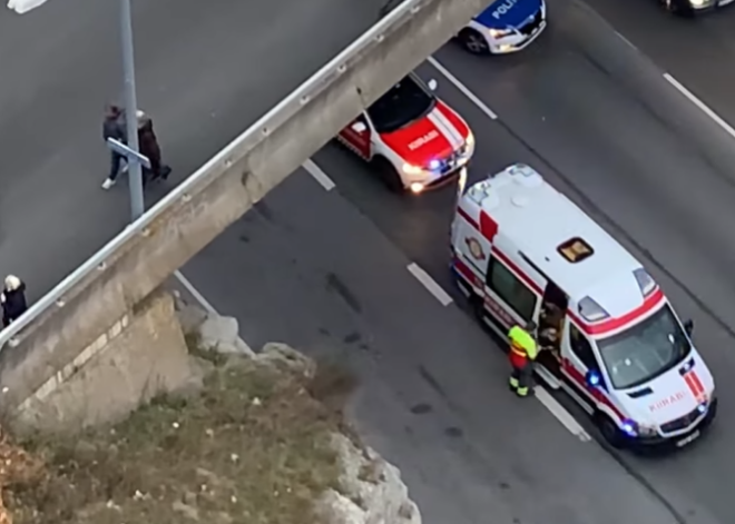 Девочка упала с пешеходного моста на проезжую часть: состояние стабильное, но тяжелое