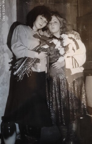 Olga (pa kreisi) 18 gadu jubilejā ar pusmāsu Svetlanu.