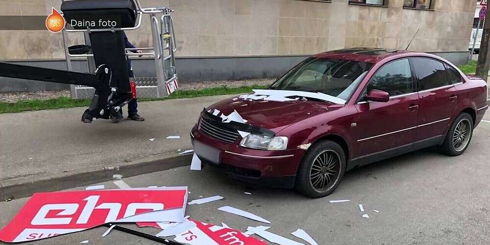 Территорию не огородили: в Риге рекламный щит упал на автомобиль