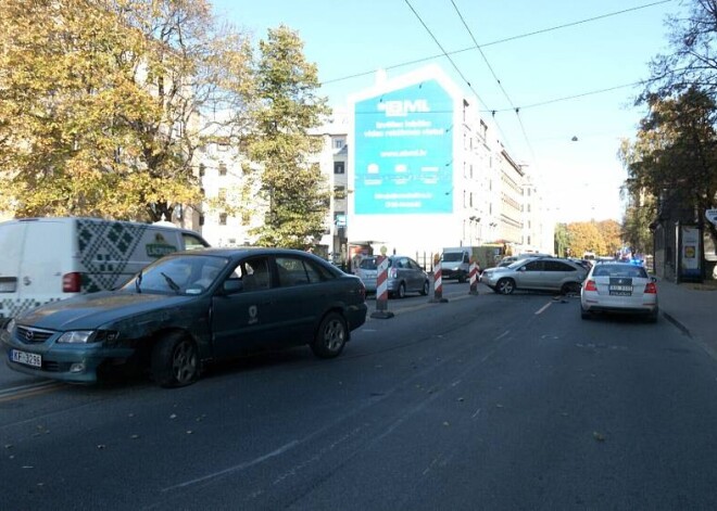 В Риге водитель спровоцировал аварию с несколькими авто и скрылся с места ДТП