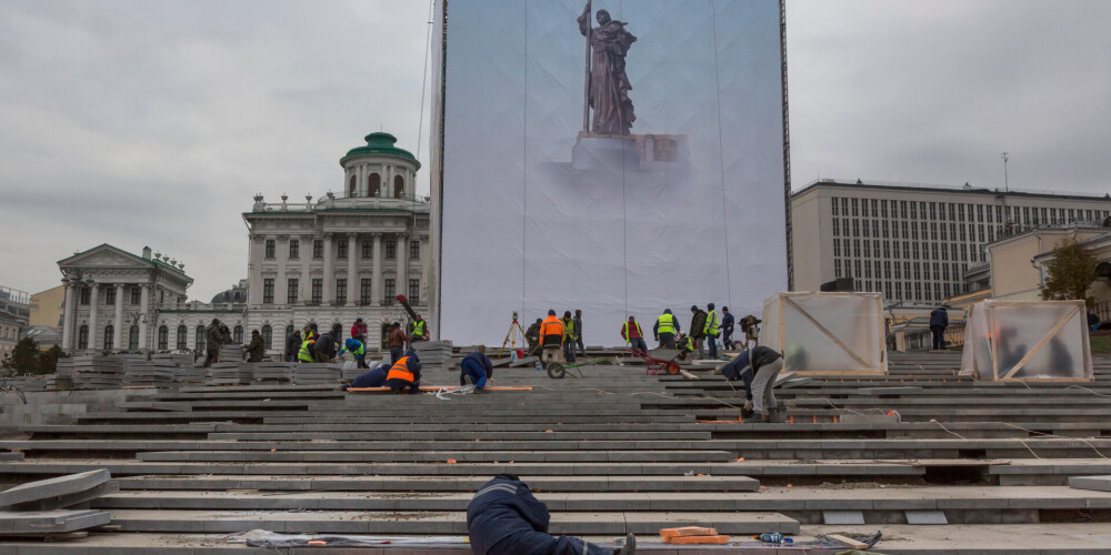 Maskavā dažu gadu laikā nolemts uzbūvēt simtiem pareizticīgo baznīcu. Neraugoties uz iedzīvotāju protestiem, tās būvē parkos, dabas aizsargājamajā teritorijās un citās brīvās vietās.