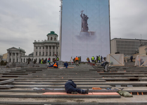 Maskavā dažu gadu laikā nolemts uzbūvēt simtiem pareizticīgo baznīcu. Neraugoties uz iedzīvotāju protestiem, tās būvē parkos, dabas aizsargājamajā teritorijās un citās brīvās vietās.