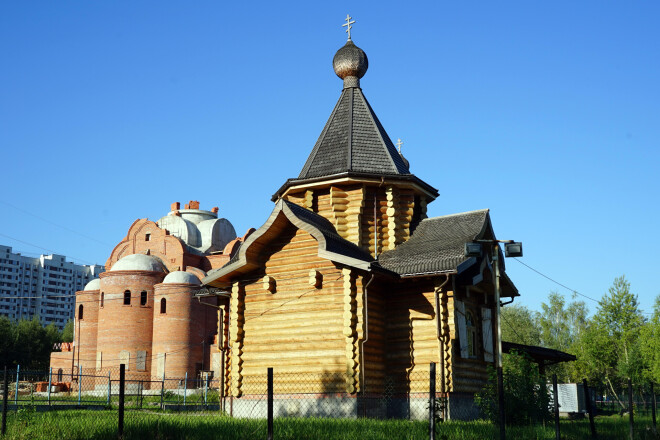 Ja pirms desmit gadiem radās nodoms Krievijas galvaspilsētā uzbūvēt “tikai” 200 jaunas pareizticīgo baznīcas, tad šobrīd apetīte pieaugusi un prāto jau par pustūkstoti jaunu tempļu. Attēlā: būvē baznīcu Maskavas Bratejevas rajonā.