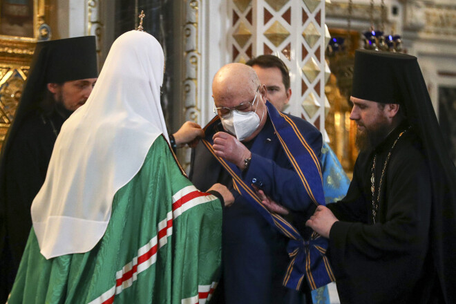 Maskavas un visas Krievzemes patriarhs Kirils šopavasar ar baznīcas regālijām apbalvoja Valsts domes deputātu Vladimiru Resinu, kurš jau vairāk kā desmit gadus kūrē ortodokso dievnamu celtniecības kampaņu Maskavā.