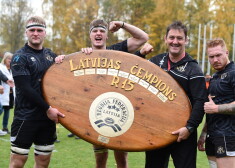 Latvijas čempioni  regbijā  RFC "Garkalne/Livonia" priecājas par uzvaru.