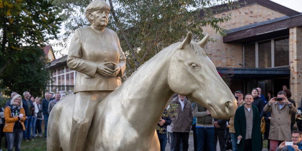 В Германии установили конную статую Меркель