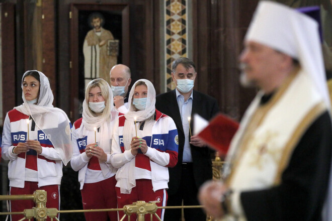 Jau tagad Krievijas izcilākie sportisti pirms nozīmīgām sacensībām izlūdzas Dieva svētību… bet vietās, kur viņiem labāk tīk. Pēc kādas piecgades atlētiem un atlētēm vairs nebūs jālauza galva, kur lūgt Dievu. Maskavā beidzot tiks uzbūvēta valsts galvenā sporta svētnīca.